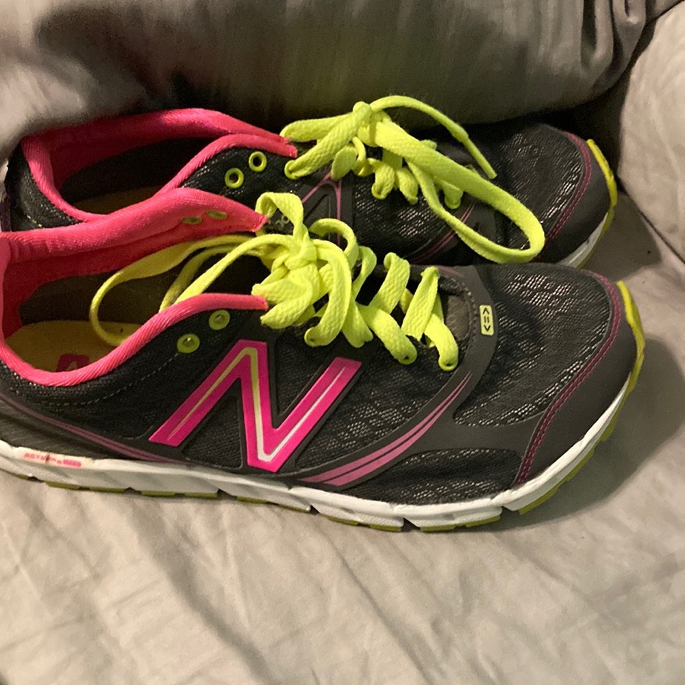 New balance tennis shoes